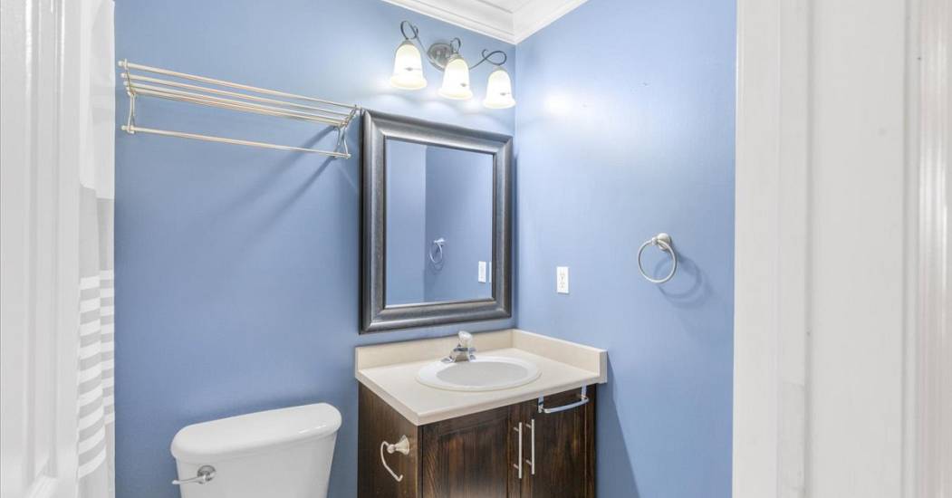 39-Upstairs Bathroom.jpg