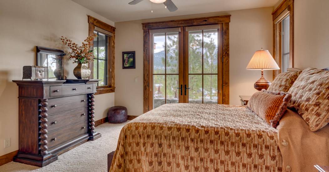 240 Laura Knight Truckee CA-large-041-034-Bedroom En suite-1500x1000-72dpi.jpg