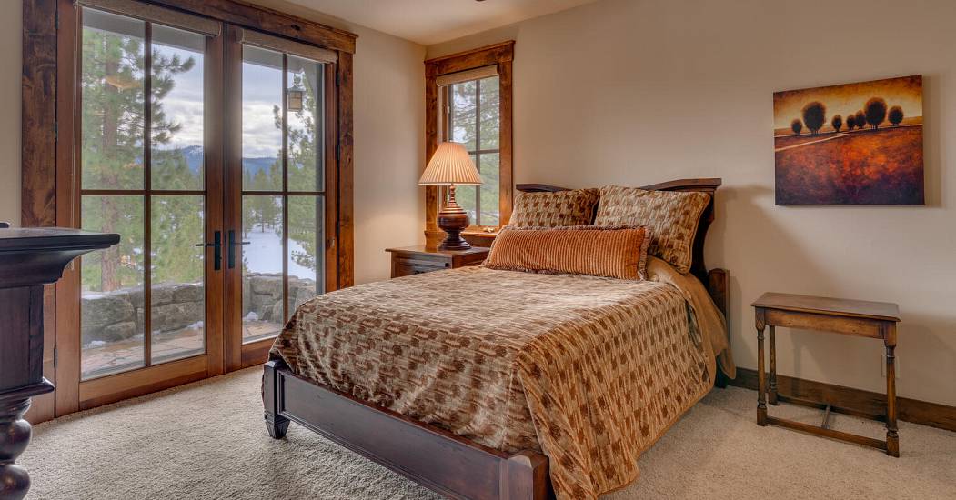 240 Laura Knight Truckee CA-large-040-033-Bedroom En suite-1500x1000-72dpi.jpg