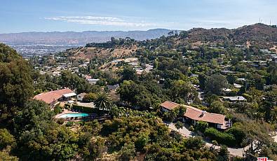 8207 Mulholland Dr